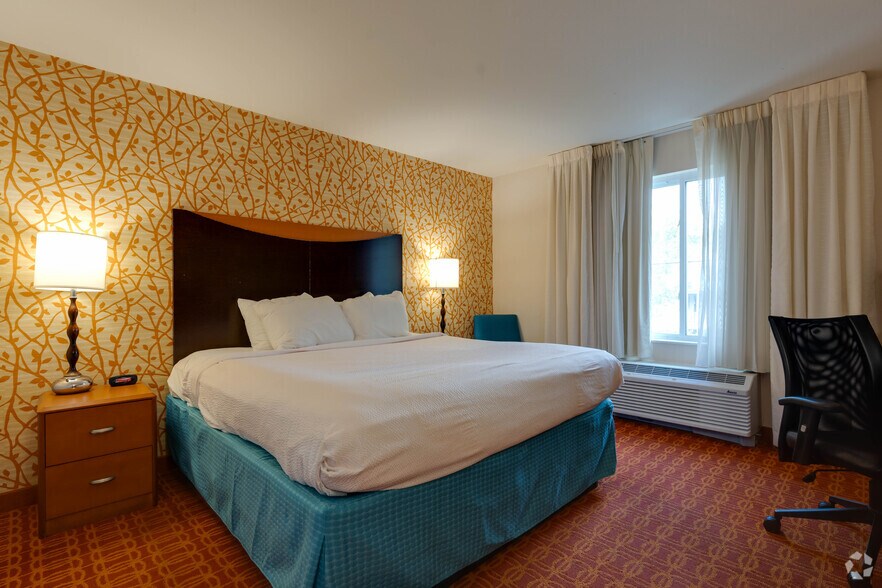 More Photos Of 1319 E King Ave, Kingsland Hotel For Sale