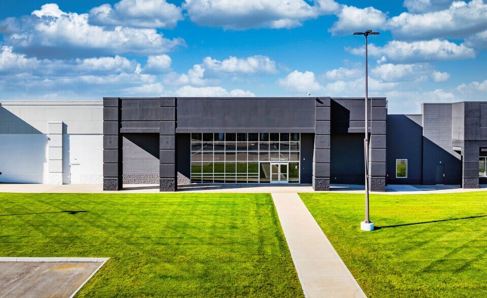 More Photos Of 5638-5772 Transportation Blvd, Garfield Heights Unknown For Lease