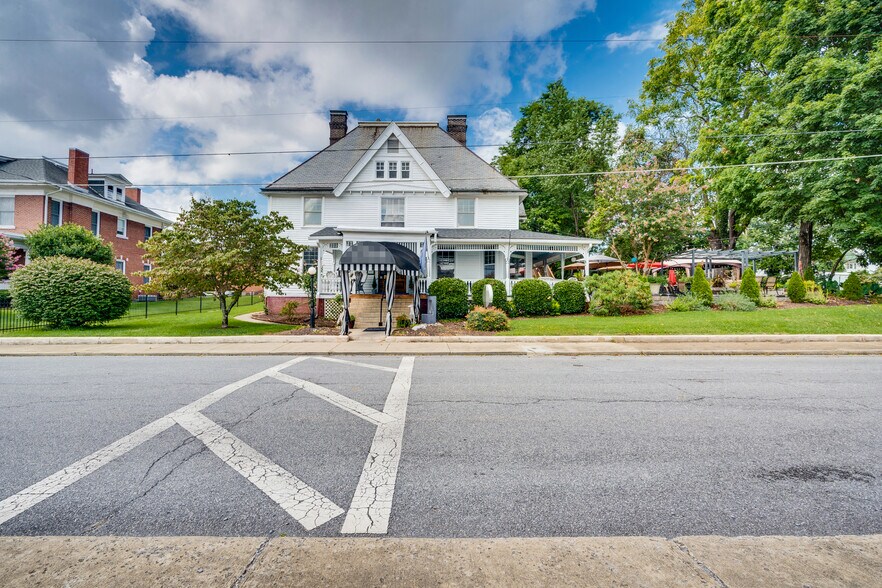 More Photos Of 412 6th St, Bristol Restaurant For Sale