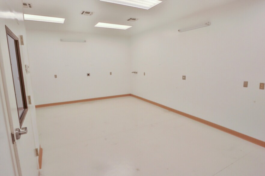 More Photos Of 130 W Rhapsody Dr, San Antonio Light Manufacturing For Lease