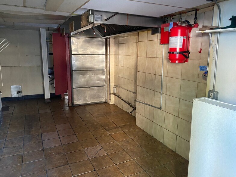 More Photos Of 2825 N Lincoln Ave, Chicago Storefront Retail Residential For Sale