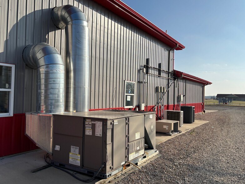 More Photos Of 9274 E 1050th Ave, Robinson Flex For Sale