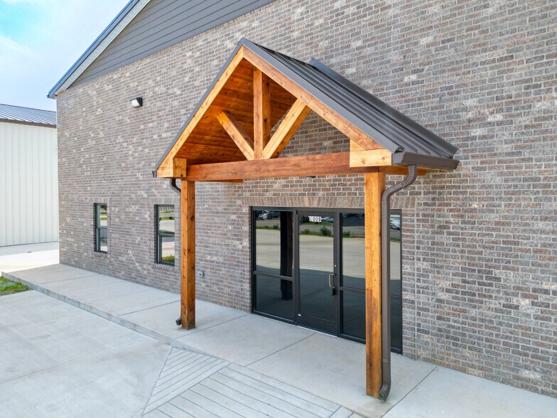 More Photos Of 100 Industrial Dr, Clarksville Warehouse For Lease