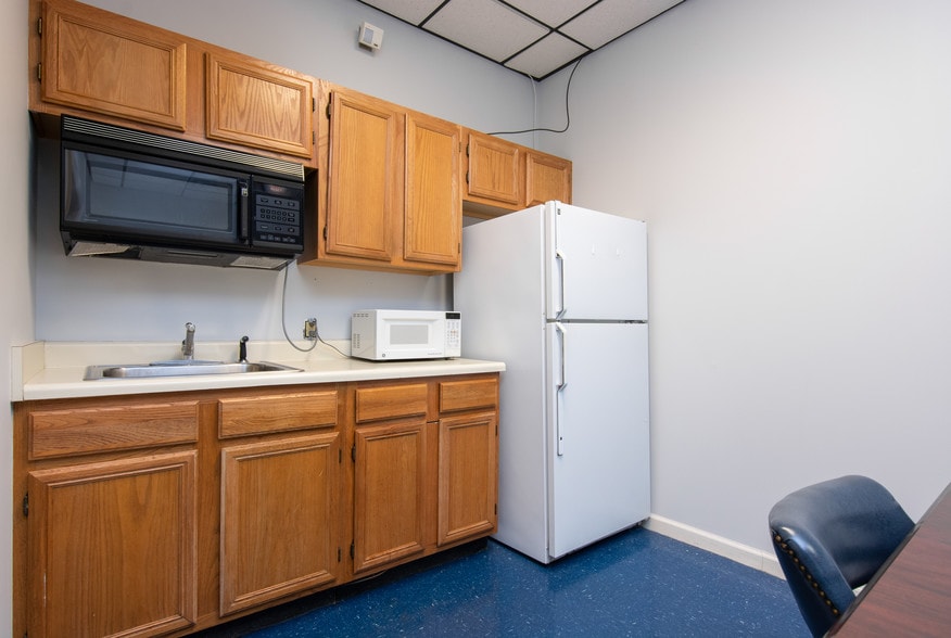More Photos Of 130 Seaboard Ln, Franklin Flex For Lease