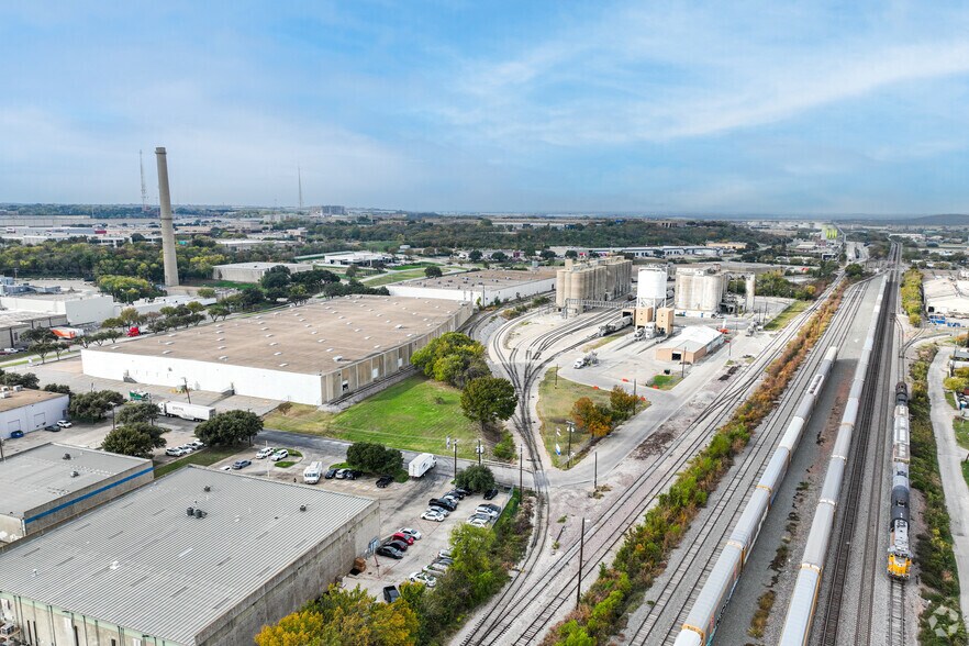 More Photos Of 2301 W Commerce St, Dallas Distribution For Lease