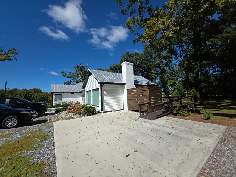 More Photos Of 6212 Lake Brandt Rd, Summerfield Office For Lease