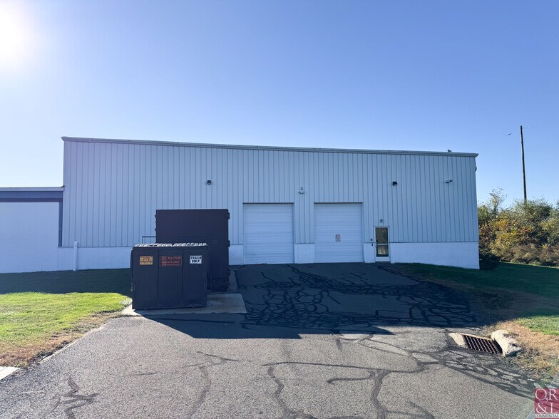 More Photos Of 2055 S Main St, Middletown Manufacturing For Lease