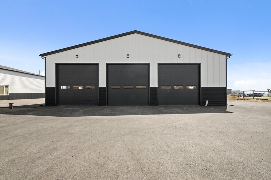 More Photos Of 7535 Roughsawn Dr, Helena Showroom For Lease