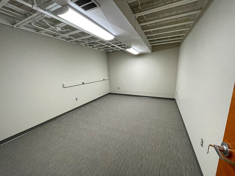 More Photos Of 471 JPL Wick Dr, Harrisburg Manufacturing For Lease