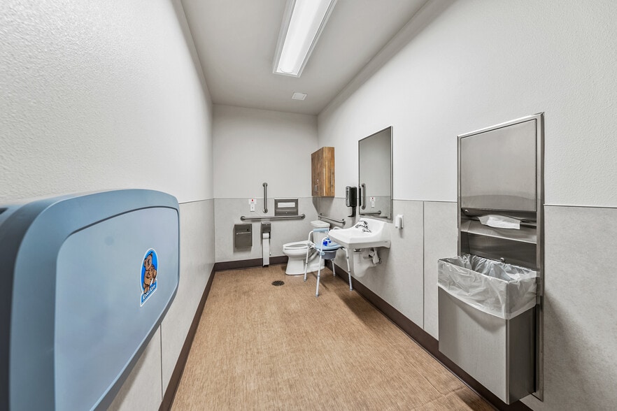 More Photos Of 2166 NW Vine St, Grants Pass Medical For Sale