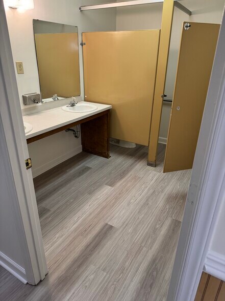 More Photos Of 5025 Old York Rd, Rock Hill Distribution For Lease