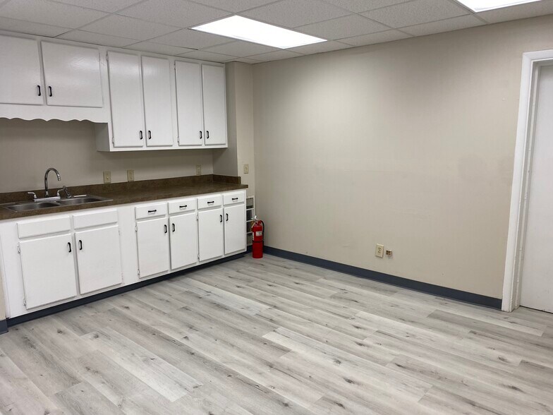 More Photos Of 1401 Applewood Dr, Dalton Medical For Lease