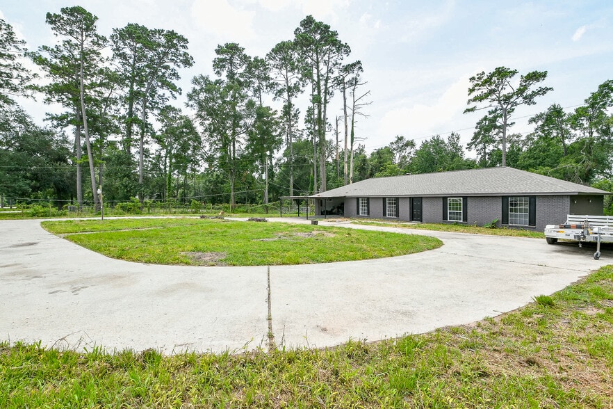 More Photos Of 33303 TX-249, Pinehurst Warehouse For Sale