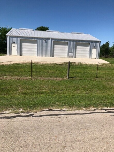 More Photos Of 1009 Old Plantersville, Montgomery Warehouse For Lease