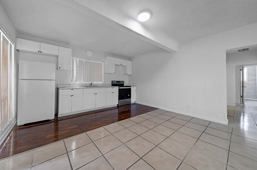 More Photos Of 1943-1947 Buchanan St, Hollywood Apartments For Sale