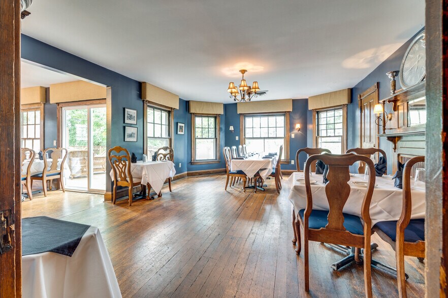 More Photos Of 412 6th St, Bristol Restaurant For Sale