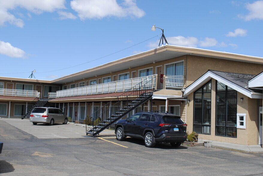 More Photos Of 930 6th St, Wells Hotel For Sale