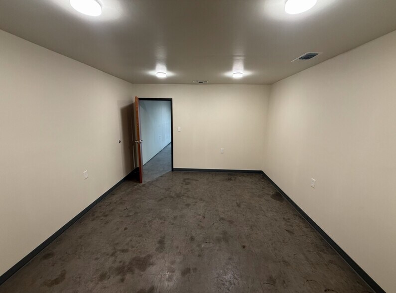 More Photos Of 4860-4862 Kennedale New Hope Rd, Fort Worth Warehouse For Lease
