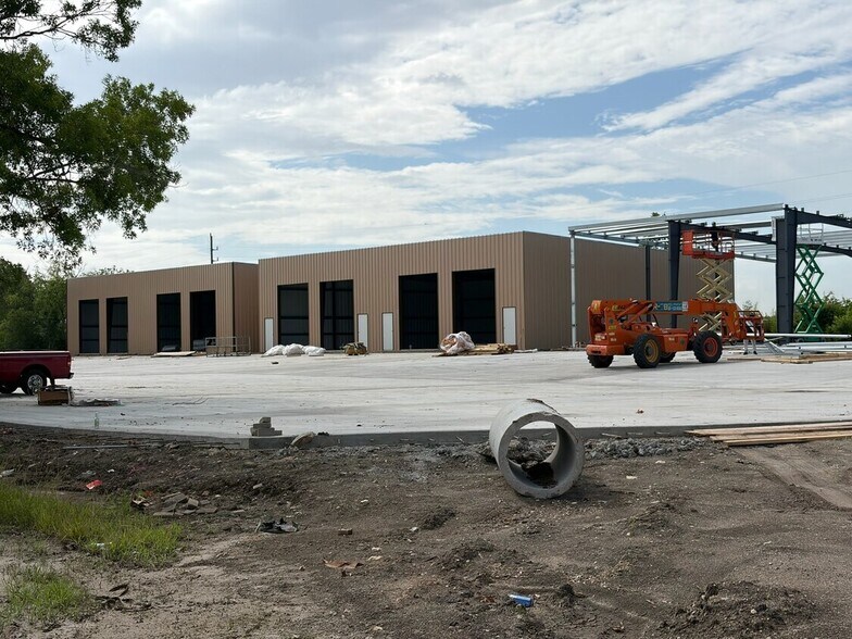 More Photos Of 10519 Clodine Rd, Sugar Land Flex For Lease