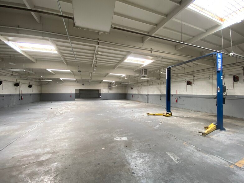 More Photos Of 6929 Laurel Canyon Blvd, North Hollywood Auto Repair For Lease