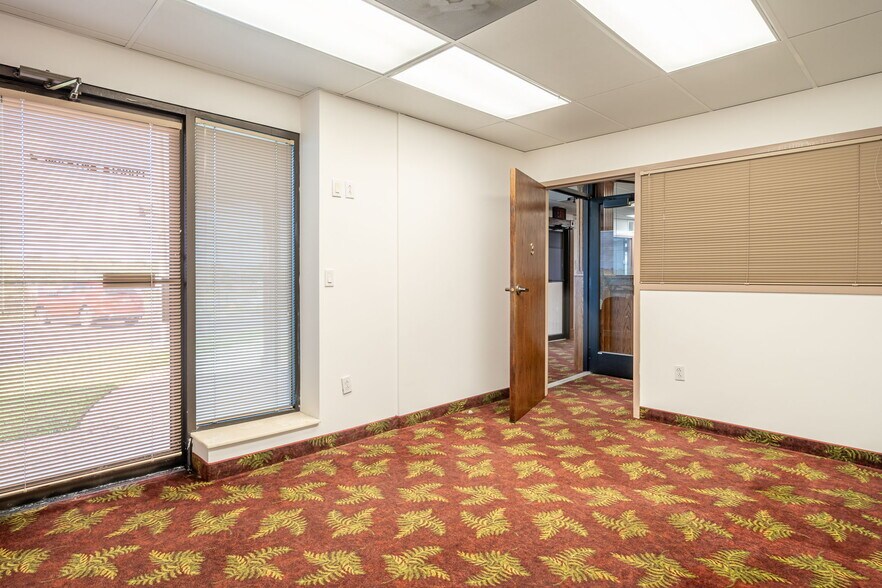 More Photos Of 1080 Caroline Dr, Washington Office For Sale