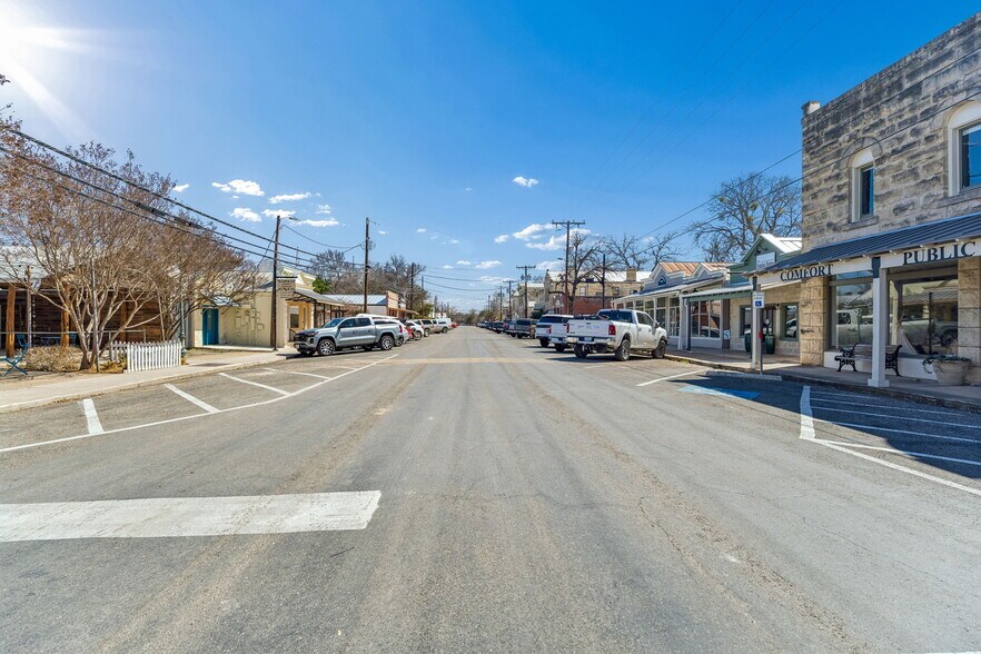 More Photos Of 606 High St, Comfort Storefront For Sale