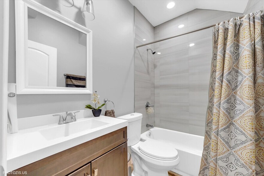 More Photos Of 8404 S Exchange Ave, Chicago Multifamily For Sale