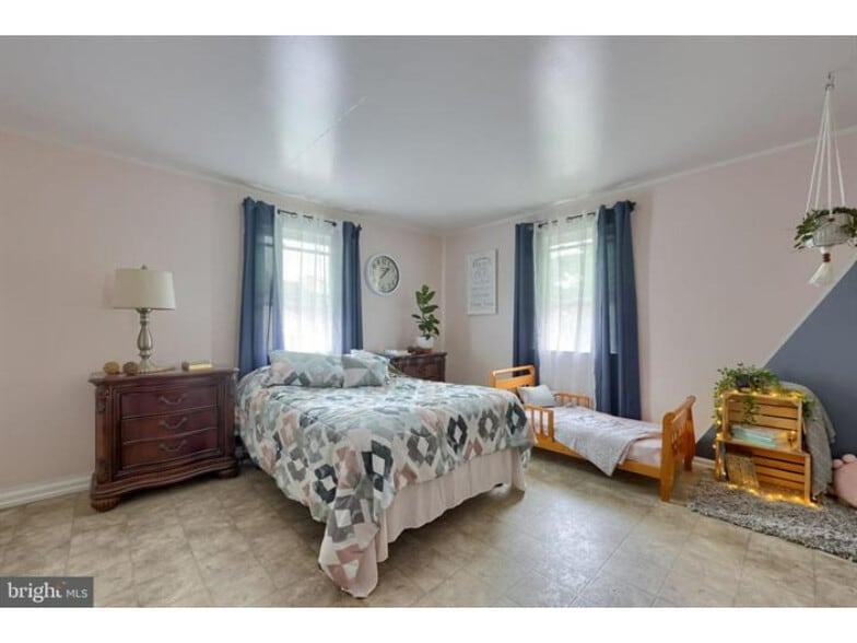 More Photos Of 240 Railroad Ave, Bird In Hand Flex For Sale