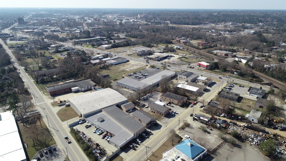 More Photos Of 726 Ramsey St, Fayetteville Flex For Lease