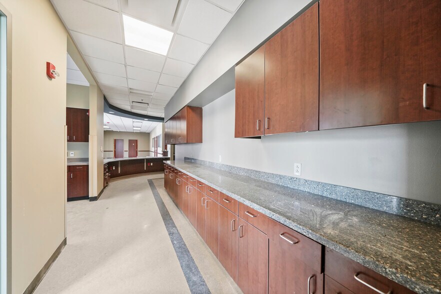 More Photos Of 27126 Northwest Fwy, Cypress Freestanding For Lease