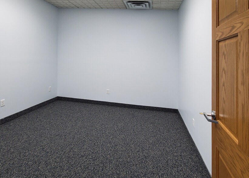 More Photos Of 2333-2335 W 50th St, Erie Warehouse For Lease