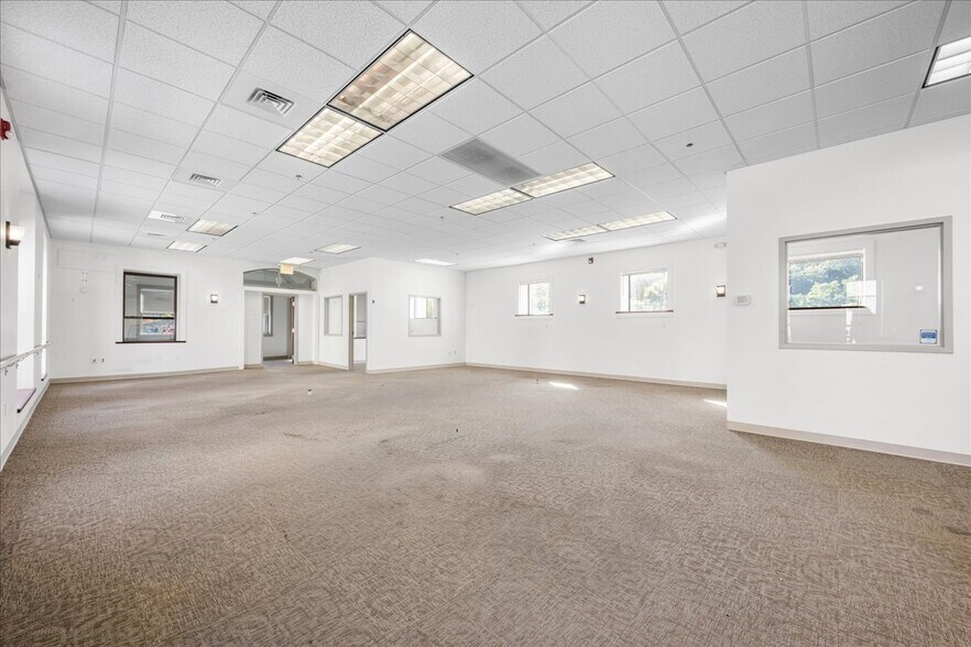 More Photos Of 10 Railroad Pl, Norwich Flex For Lease