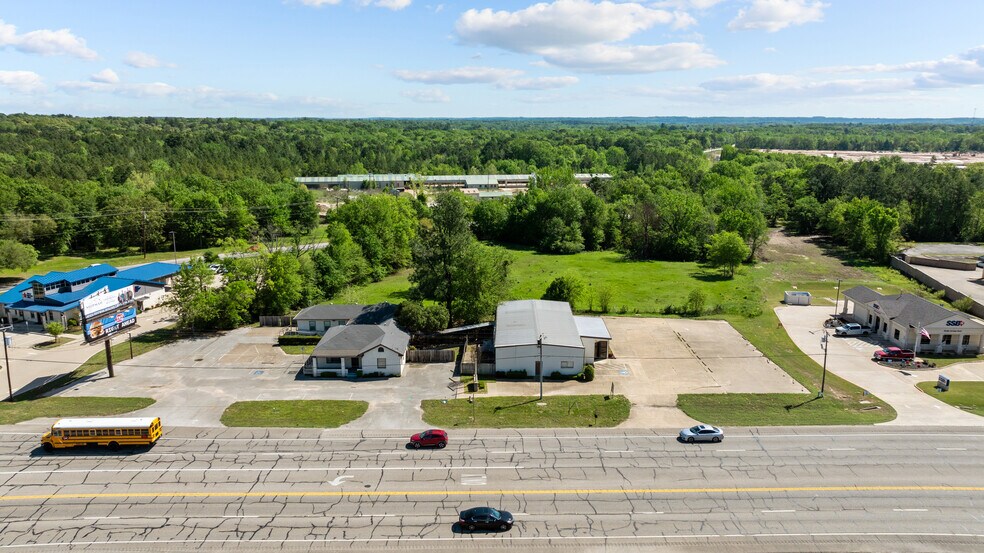 More Photos Of 2410 S Main St, Lindale Office For Sale