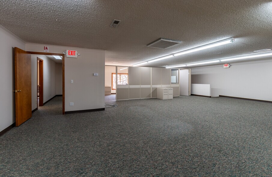 More Photos Of 2500 W 31st St, Lawrence Office For Sale