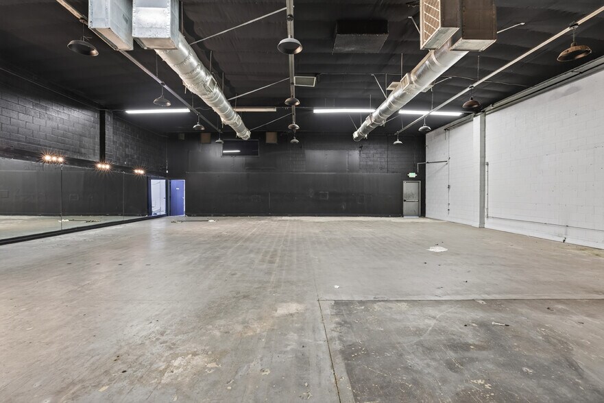 More Photos Of 11105 Weddington St, North Hollywood Service For Lease