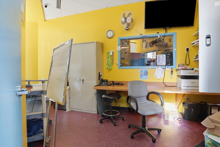 More Photos Of 23520 Overland Dr, Sterling Unknown For Lease