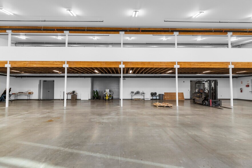 More Photos Of 3300 W Aviation Dr, Hayden Light Distribution For Lease