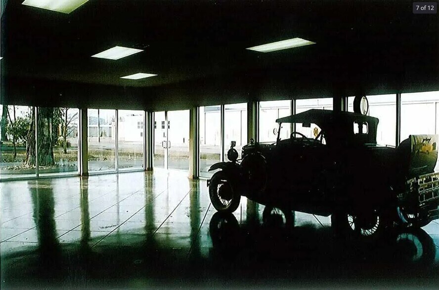 More Photos Of 816 W Fairview Ave, Carthage Showroom For Lease