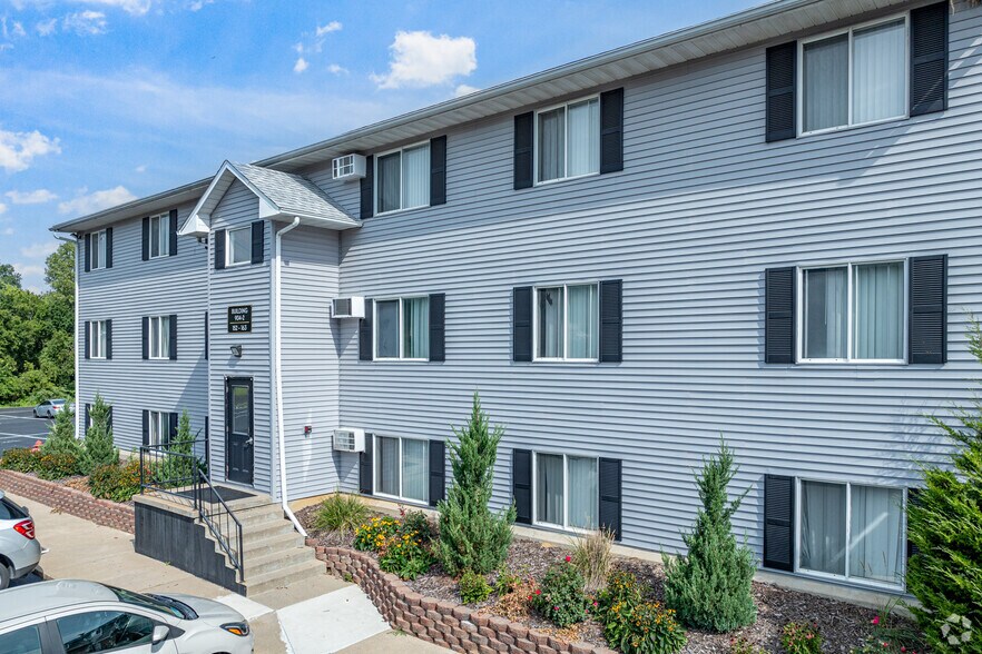 More Photos Of 902 N Charles St, Macomb Apartments For Sale