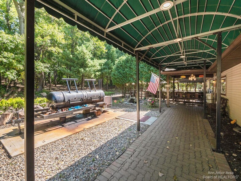 More Photos Of 12227-12229 Seymour Rd, Grass Lake Restaurant For Sale
