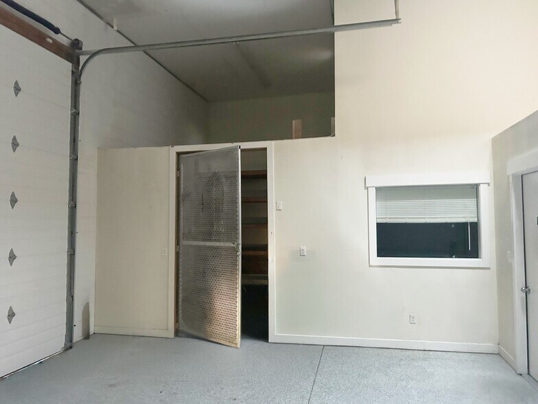 More Photos Of 518-540 S Commerce Dr, Orem Warehouse For Lease