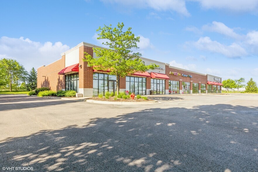 More Photos Of 1852-1866 Towne Centre Dr, North Aurora General Retail For Lease