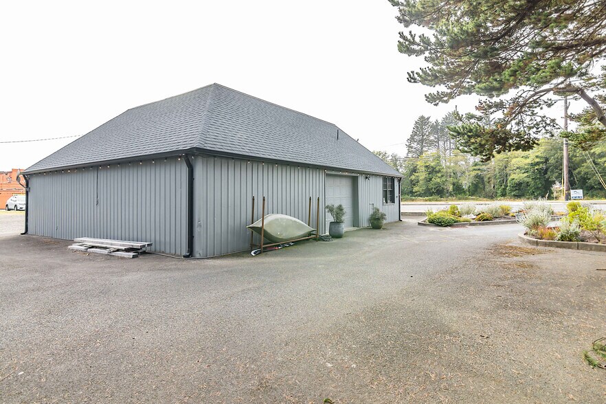 More Photos Of 3110 SE Highway 101, Lincoln City Storefront For Sale