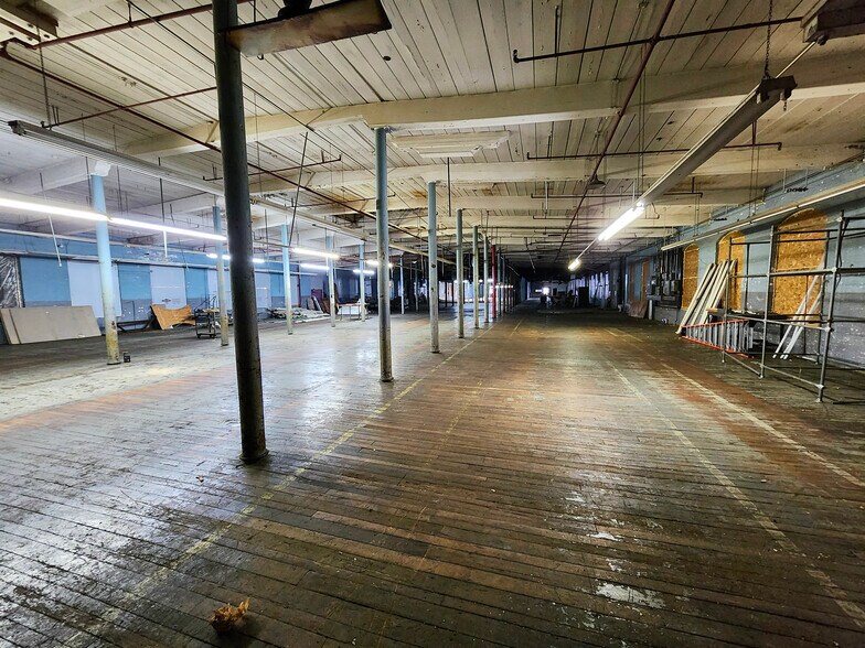 More Photos Of 460 Globe St, Fall River Showroom For Sale