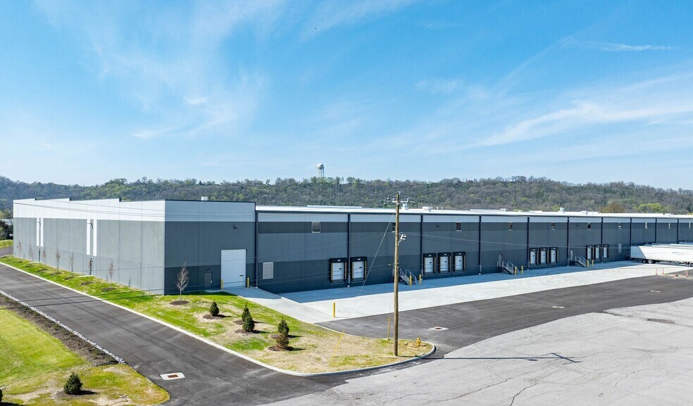 More Photos Of 145 W 38th St, Covington Warehouse For Lease