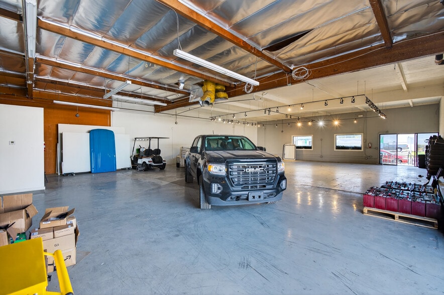 More Photos Of 8116-8144 Deering Ave, Canoga Park Warehouse For Lease