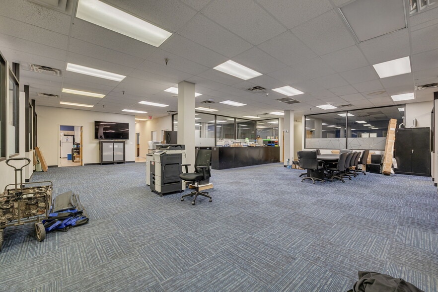 More Photos Of 4545 W Hillsborough Ave, Tampa Warehouse For Lease