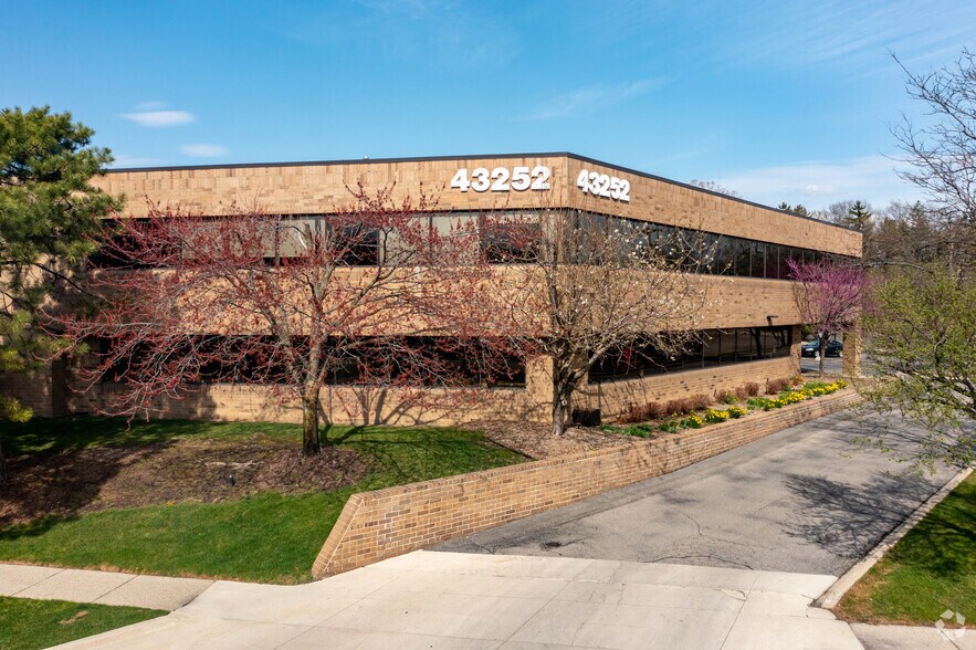 More Photos Of 43252 Woodward Ave, Bloomfield Hills Office For Lease