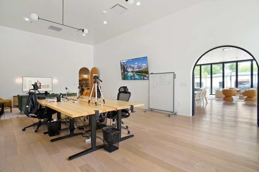 More Photos Of 409 N Oak St, Roanoke Storefront Retail Office For Lease