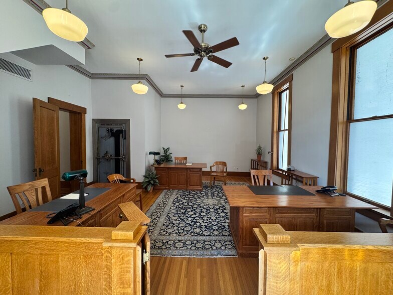 More Photos Of 121 S Center St, Clinton Office For Sale